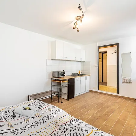 Lägenhet Guestready - A Simple Studio With A Garden *